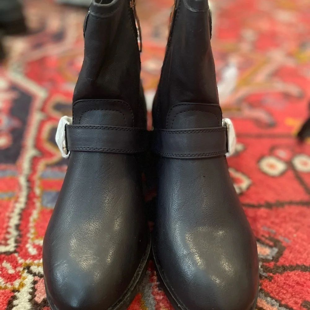 Black Boots With Gold Accents NIB Size 5.5 DKDB - Picture 8 of 15